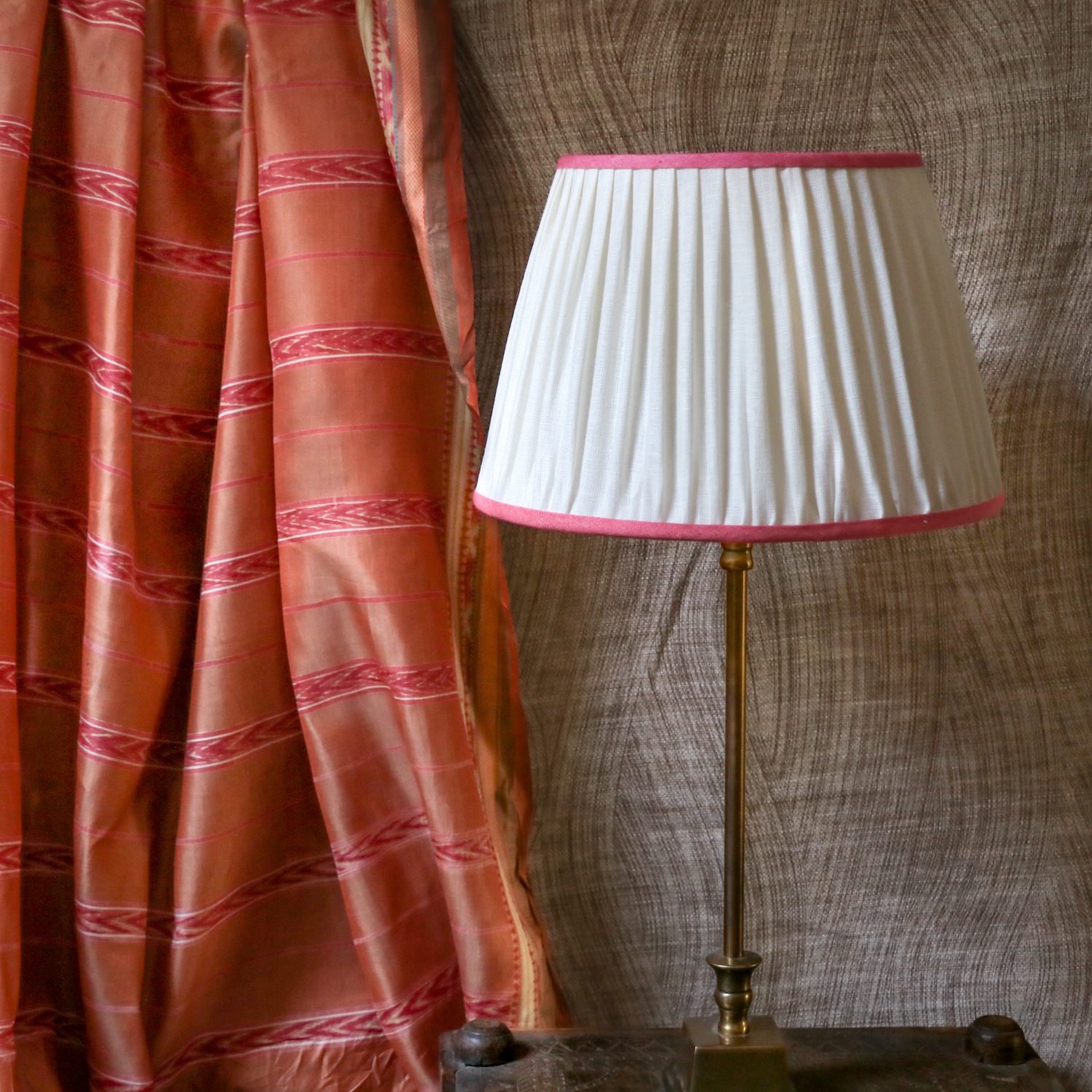 linen lampshades, shenouk, luxury lampshades, English interiors, online shopping lampshades, uk lampshades, pink trim