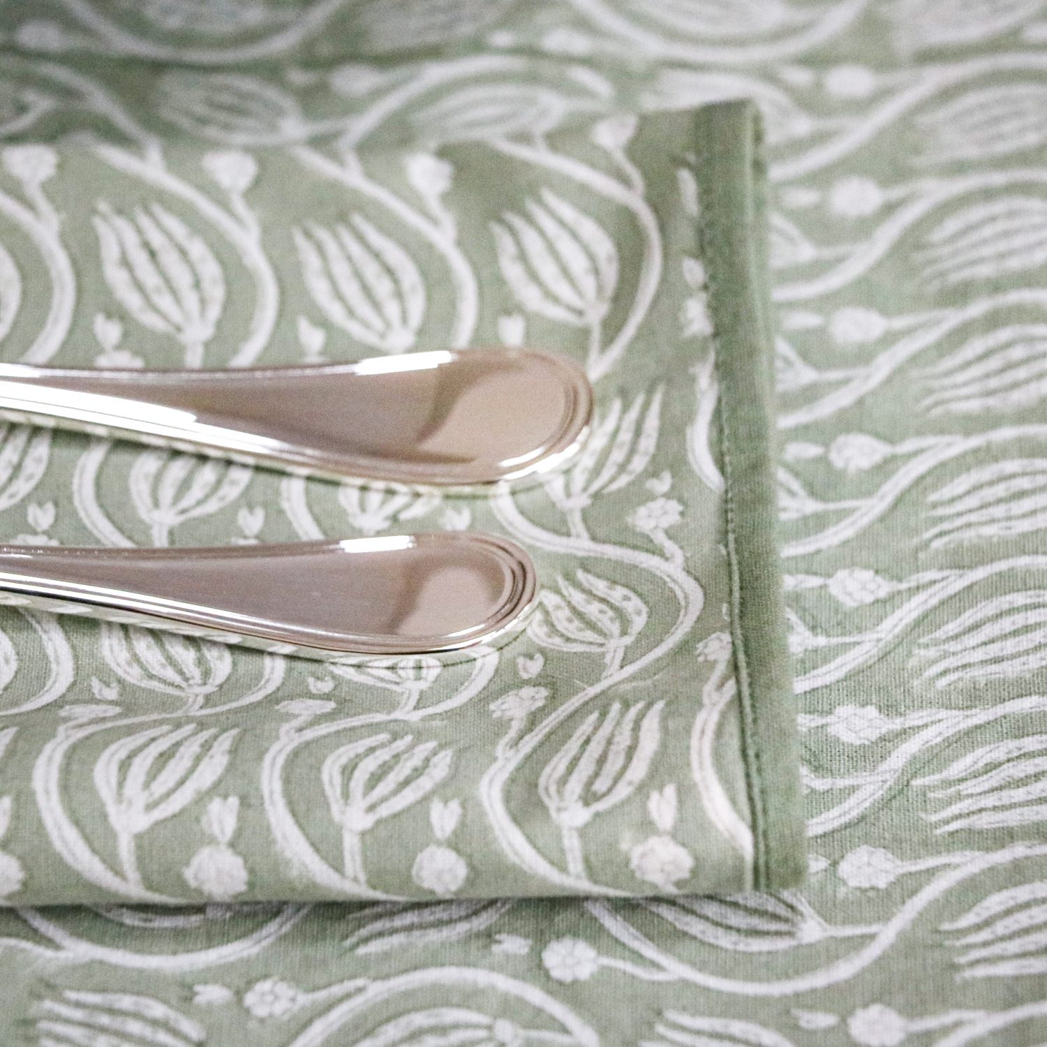 shenouk, luxury table linen, table linen, tablecloths, block print tablecloths, indian block print, English block print, online shopping block print, online block print, blue tablecloths, napkins, block print napkins, blue napkins, English table linen, British table linen, online table linen